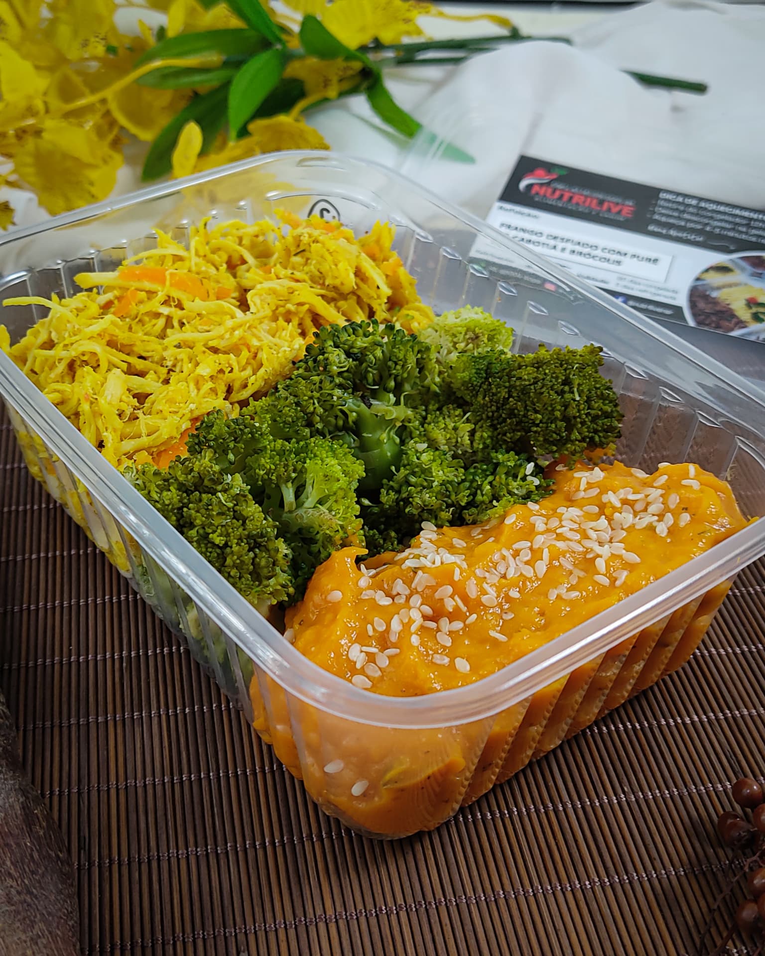Marmita saudável com carne, brócolis e vegetais