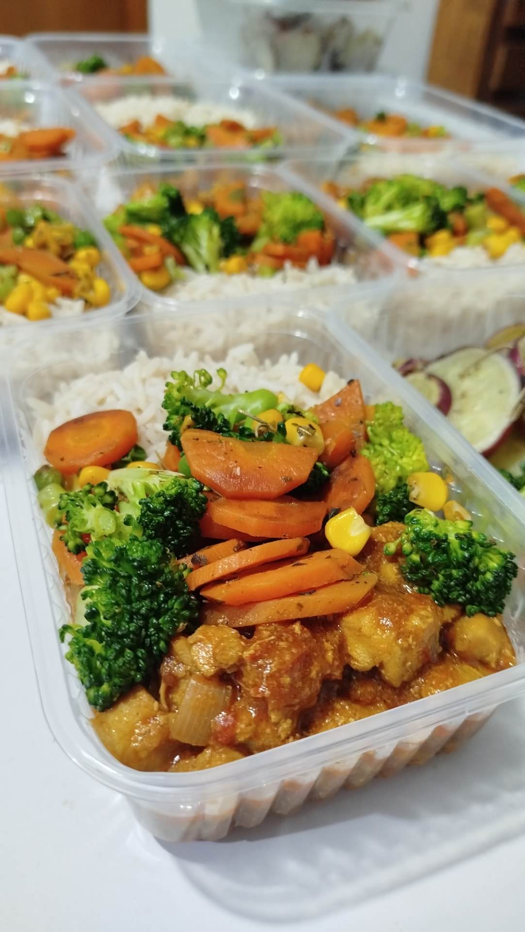 Marmita com frango desfiado, brócolis e vegetais